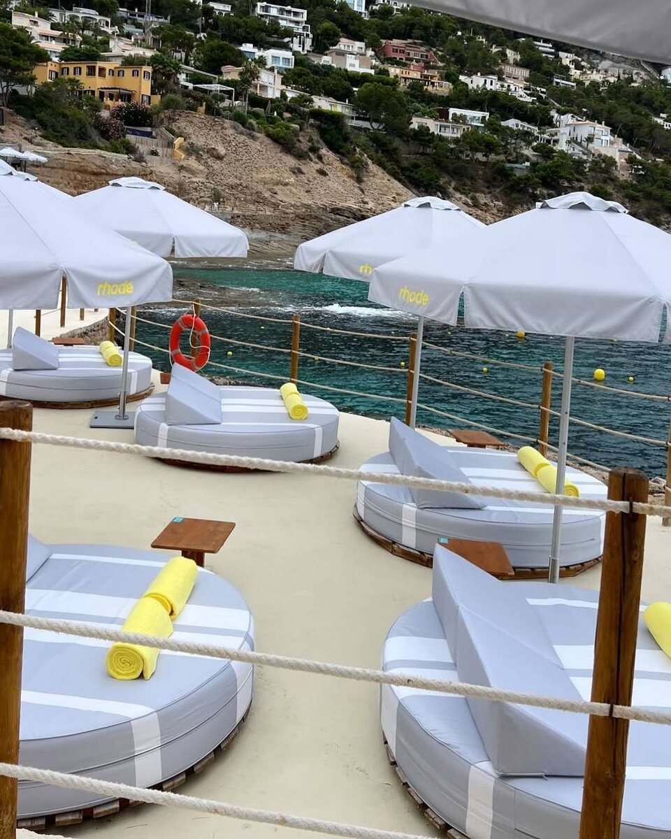    Rhode открыл пляжный поп-ап на Майорке (фото 3)