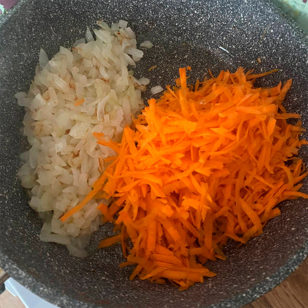 Лук и морковь на пассеровке