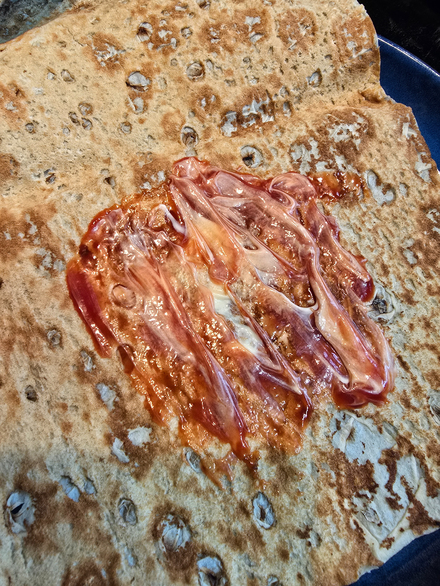 Небольшое количество соусов на лаваш