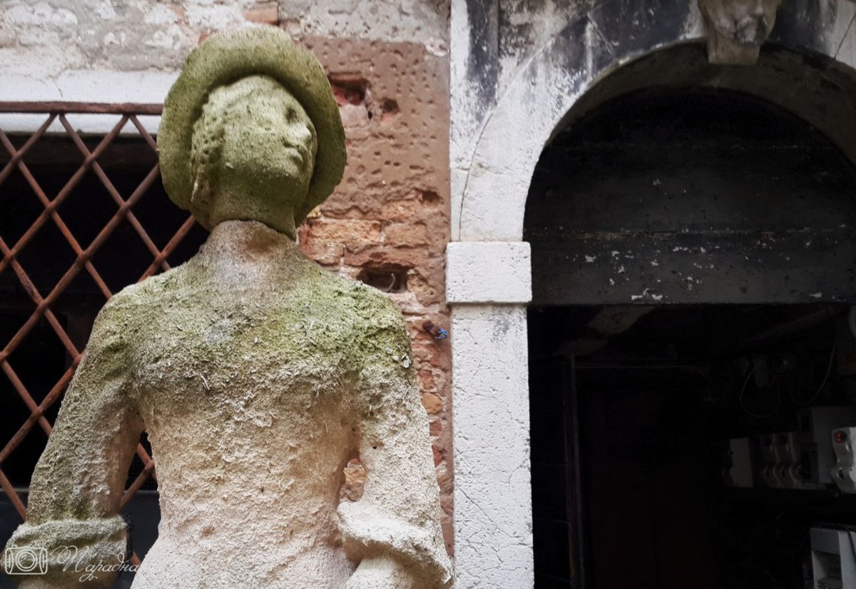 У входа стояли статуи, одна из которых, видимо, однажды потерчла голову, но ее вернули. Фото: Парадная гостья