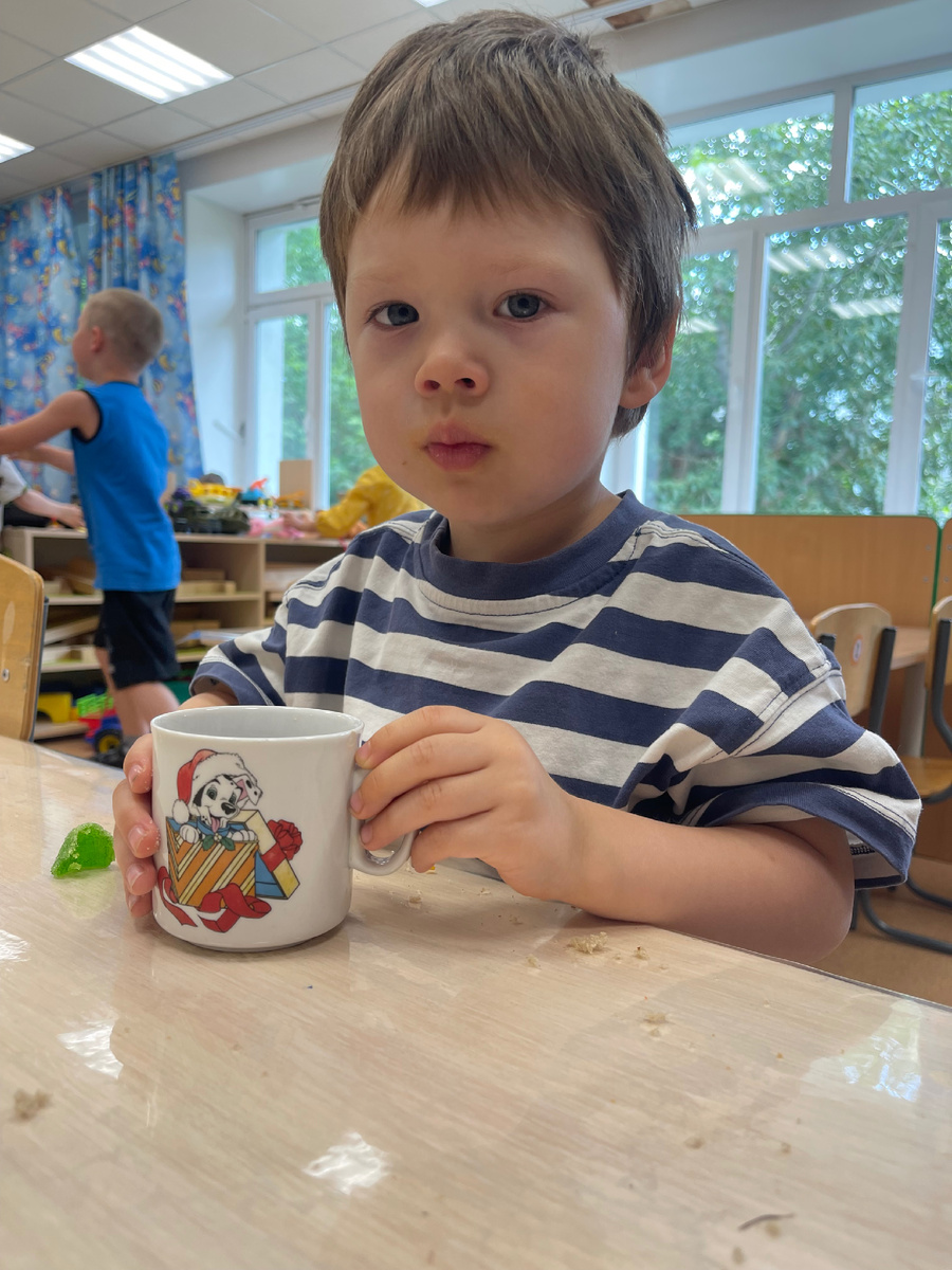 Но иногда дают и вкусные маремеладные конфеты! "Мама, подожди.Ням-ням".