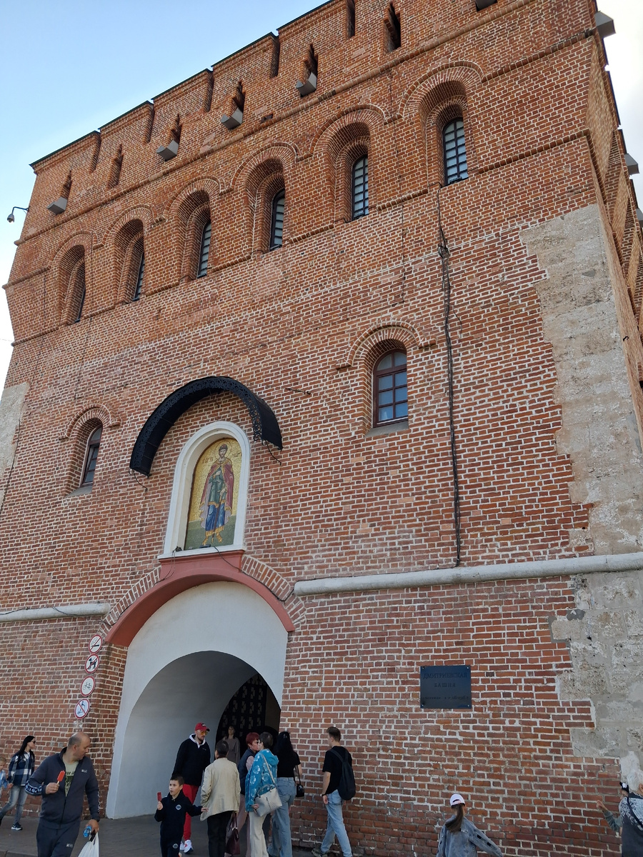 Мозаичная икона святого благоверного князя Георгия Всеволодовича, великого князя владимирского, который, заботясь о безопасности северо-восточных пределов великого княжества, в 1221 году заложил Нижний Новгород как оплот от инородческих набегов. Фото автора. 