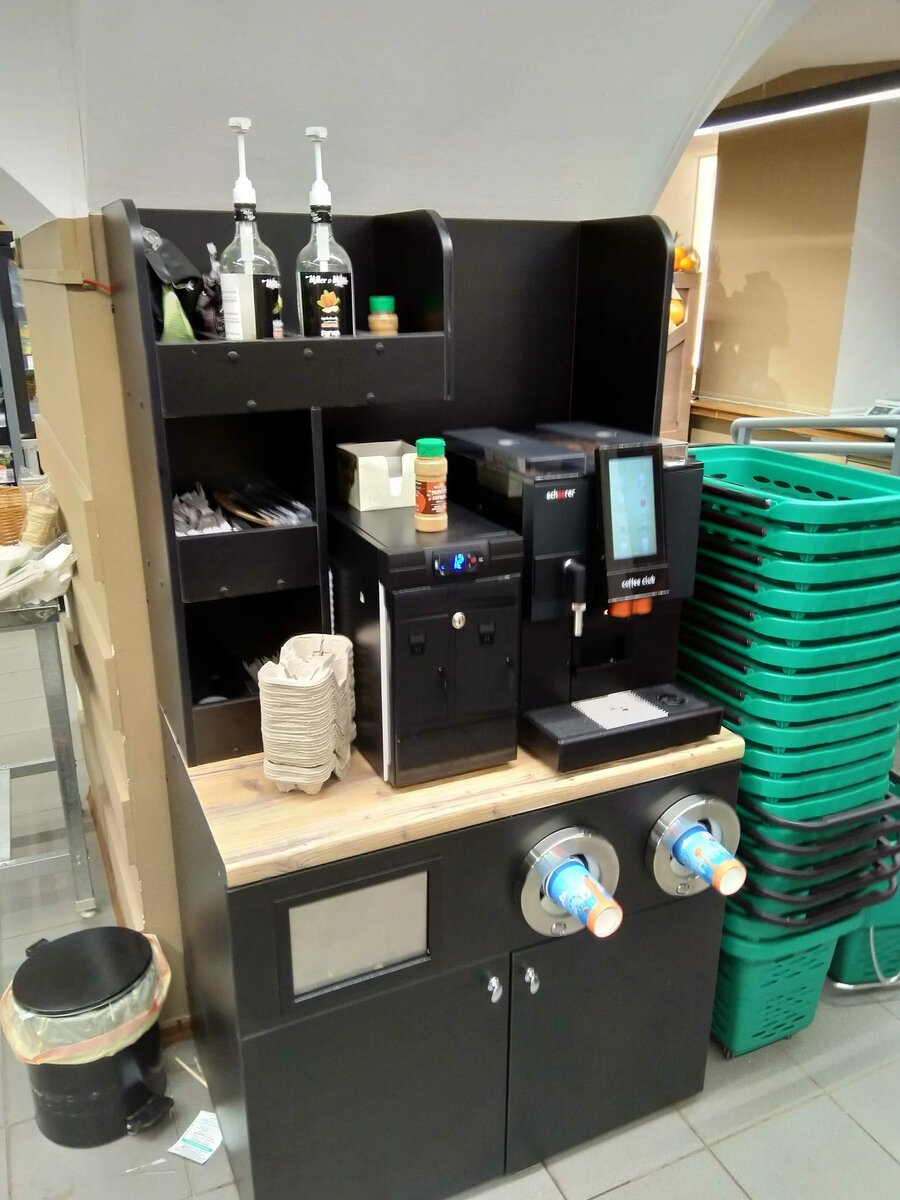 Вот такая кофейная станция стоит в магазине «Вкусвилл» на Большом проспекте Петроградской Стороны.