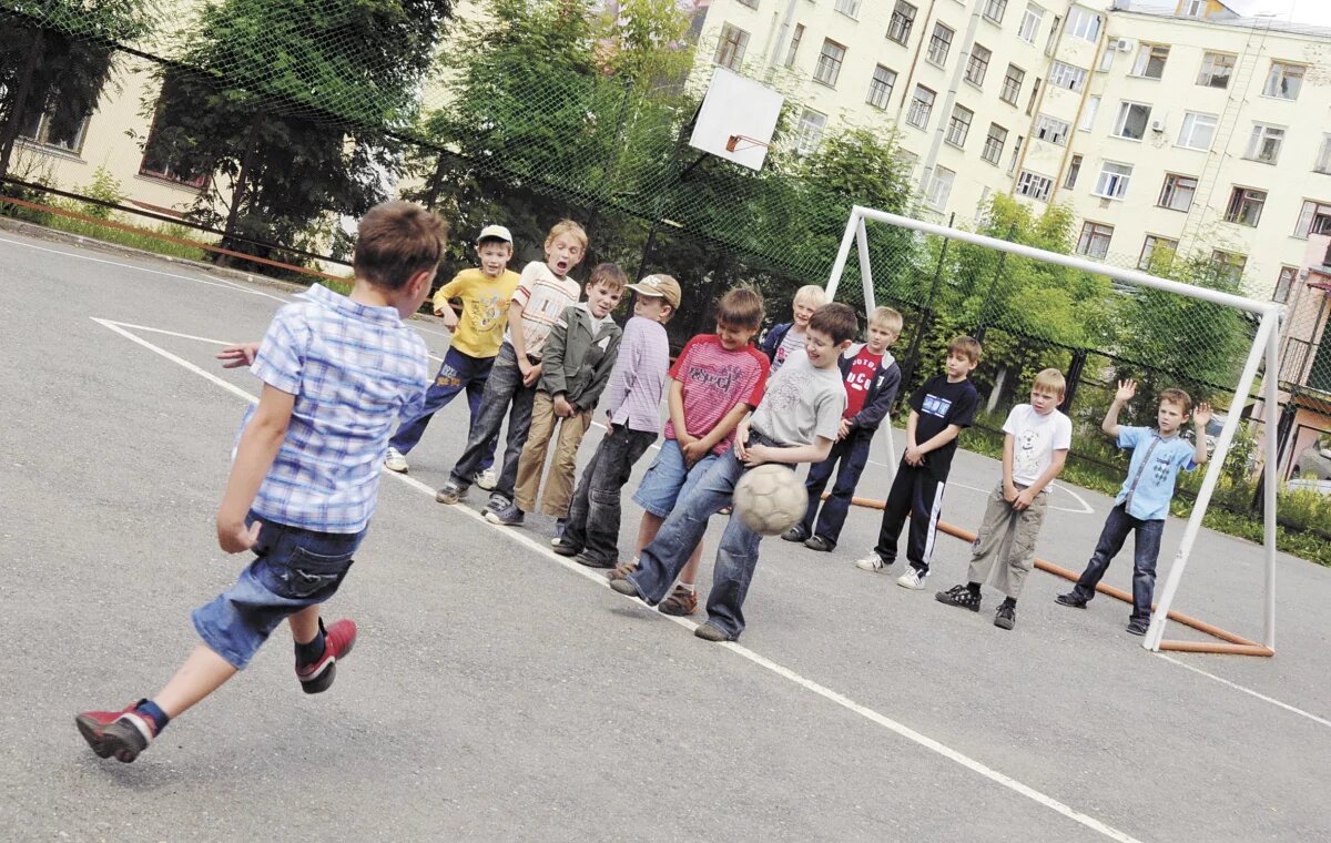    Не место для игр. В Оренбурге нашли опасные для детей дворовые площадки
