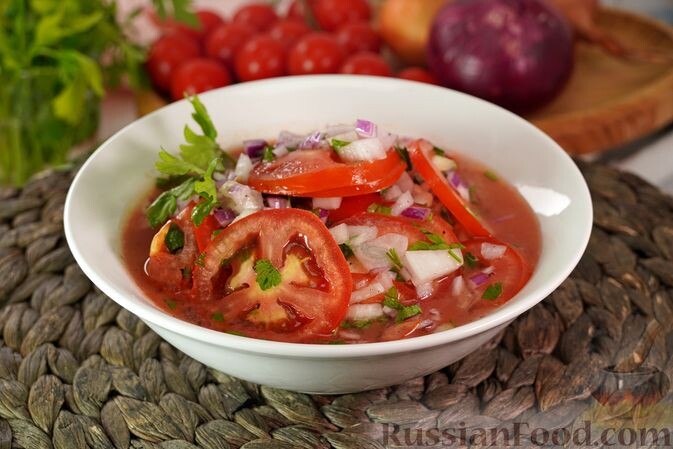 помидоры, лук репчатый, зелень петрушки, чеснок, соль, сахар, перец чёрный молотый, уксус, масло растительное