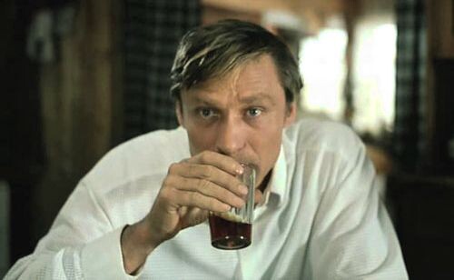 В отличие от своего персонажа из х/ф "Любовь и голуби", Михайлов ушёл от жены