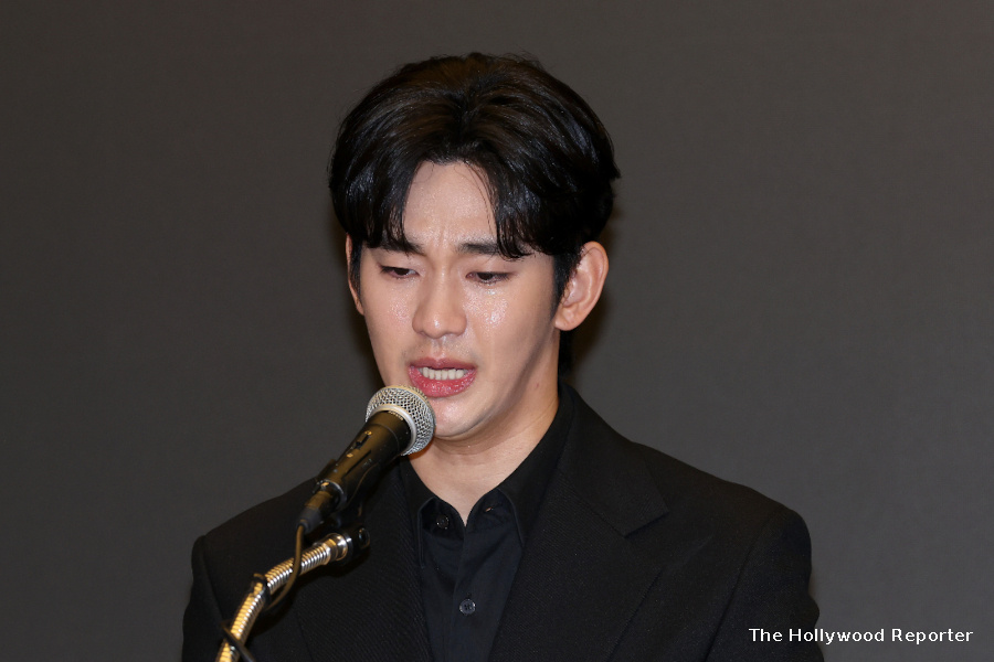 Ким Су Хён на пресс-конференции после смерти Ким Сэ Рон и обвинений в его адрес