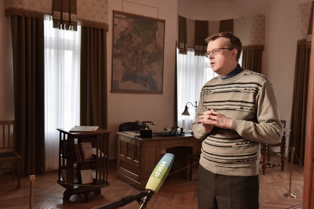 Ведущий научный сотрудник ГМПИР Александр Смирнов рассказывает журналистам о В.И. Ленине в рабочем кабинете «вождя пролетариата». Фото пресс-службы ГМПИР