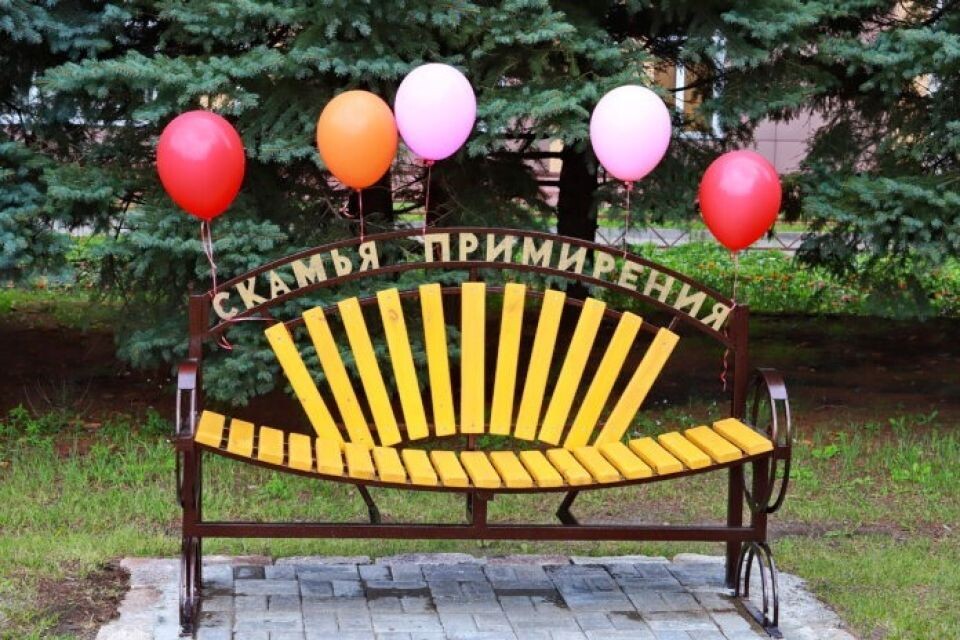    Открытие скамьи примирения в Бийске. Источник: Сергей Кулыгин