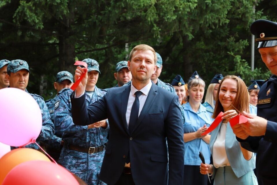    Открытие скамьи примирения в Бийске. Источник: Сергей Кулыгин