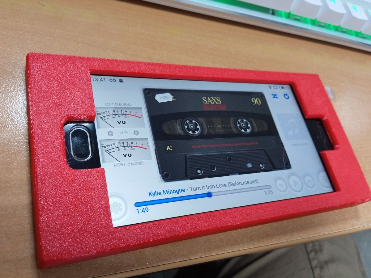 На пути к успеху. В данном виде смартфон поет. Сразу захотелось сделать ему чехол-контейнер с питанием, качественным динамиком, рукояткой громкости. Но это уже ближе к блютуз-колонке.