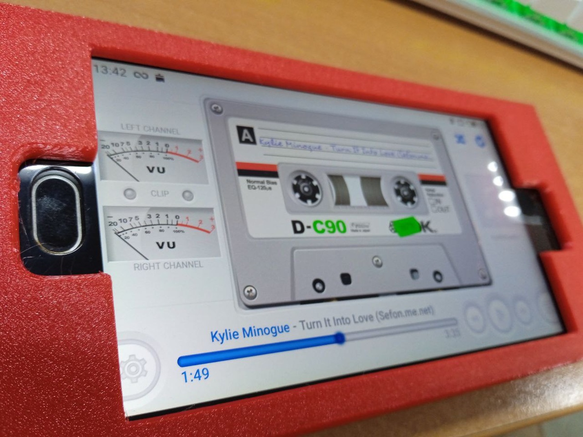 Плеер известного поставщика (разработчика). Скачивается с RuStore. Называется Сassette-o-player (не реклама)