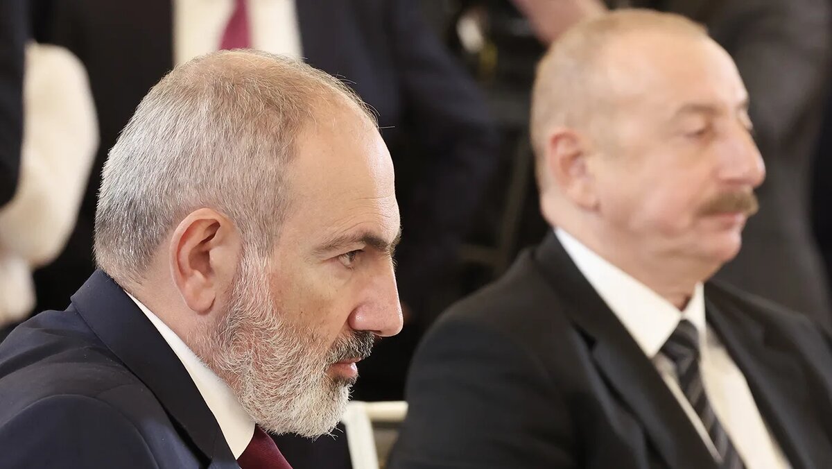   Валерий Шарифулин / ТАСС- Архивное фото. Премьер-министр Армении Никол Пашинян и президент Азербайджана Ильхам Алиев