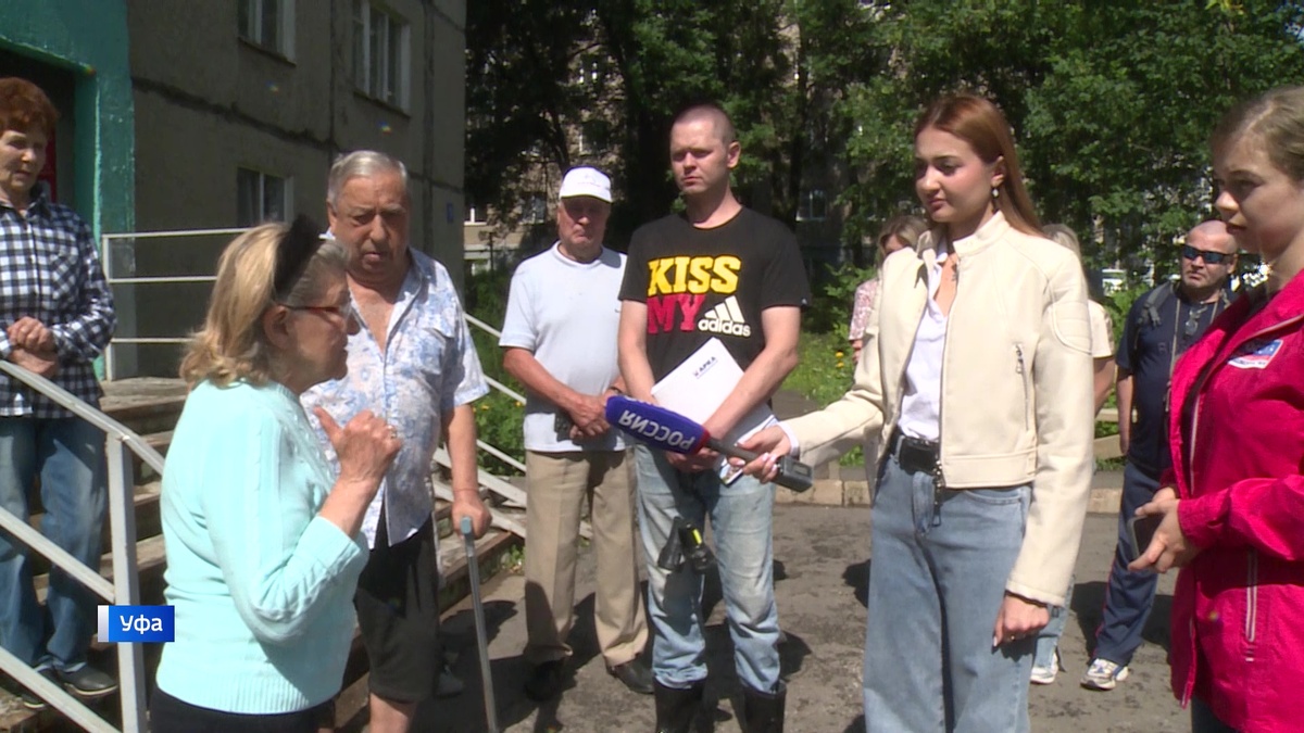    Зловонный запах и насекомые: в Уфе жители двух многоквартирных домов пожаловались на подтопление подвалов