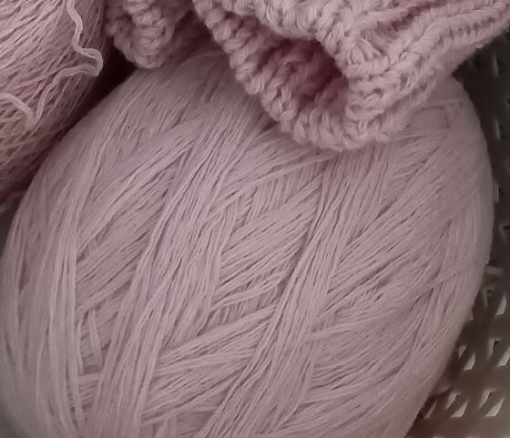 Нашла таки я фото пряжи. Вот она лежит в корзинке после роспуска.                                      ©Фото: Вязальный флуд и ещё ни о чём...