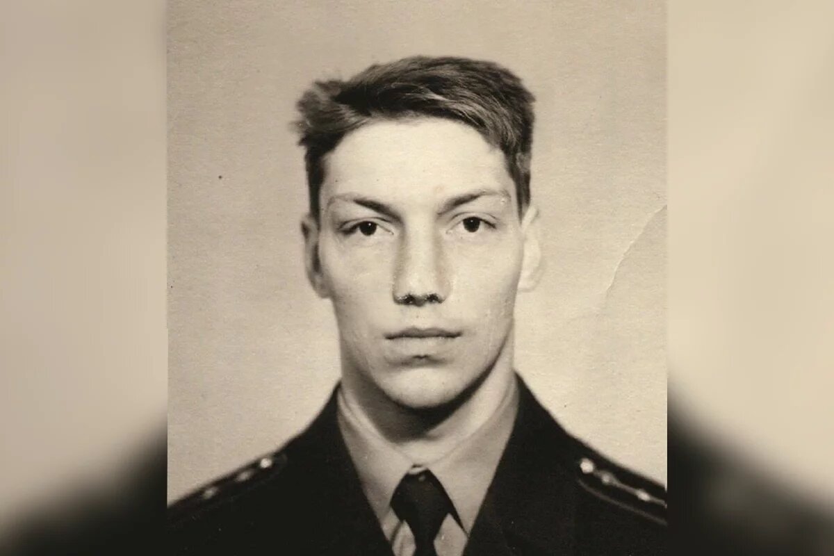    Своих не бросил.