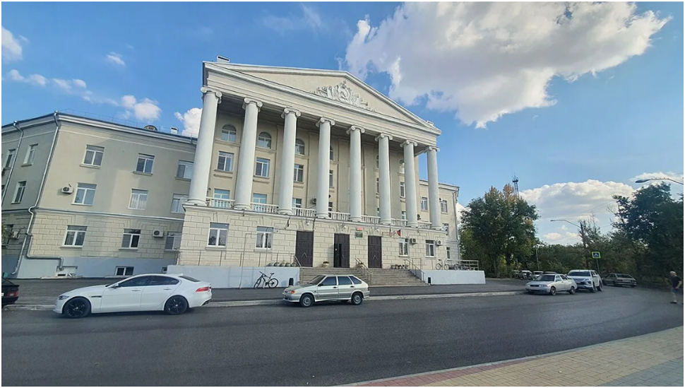 Здание Волжского политехнического техникума в начале улицы Набережной.