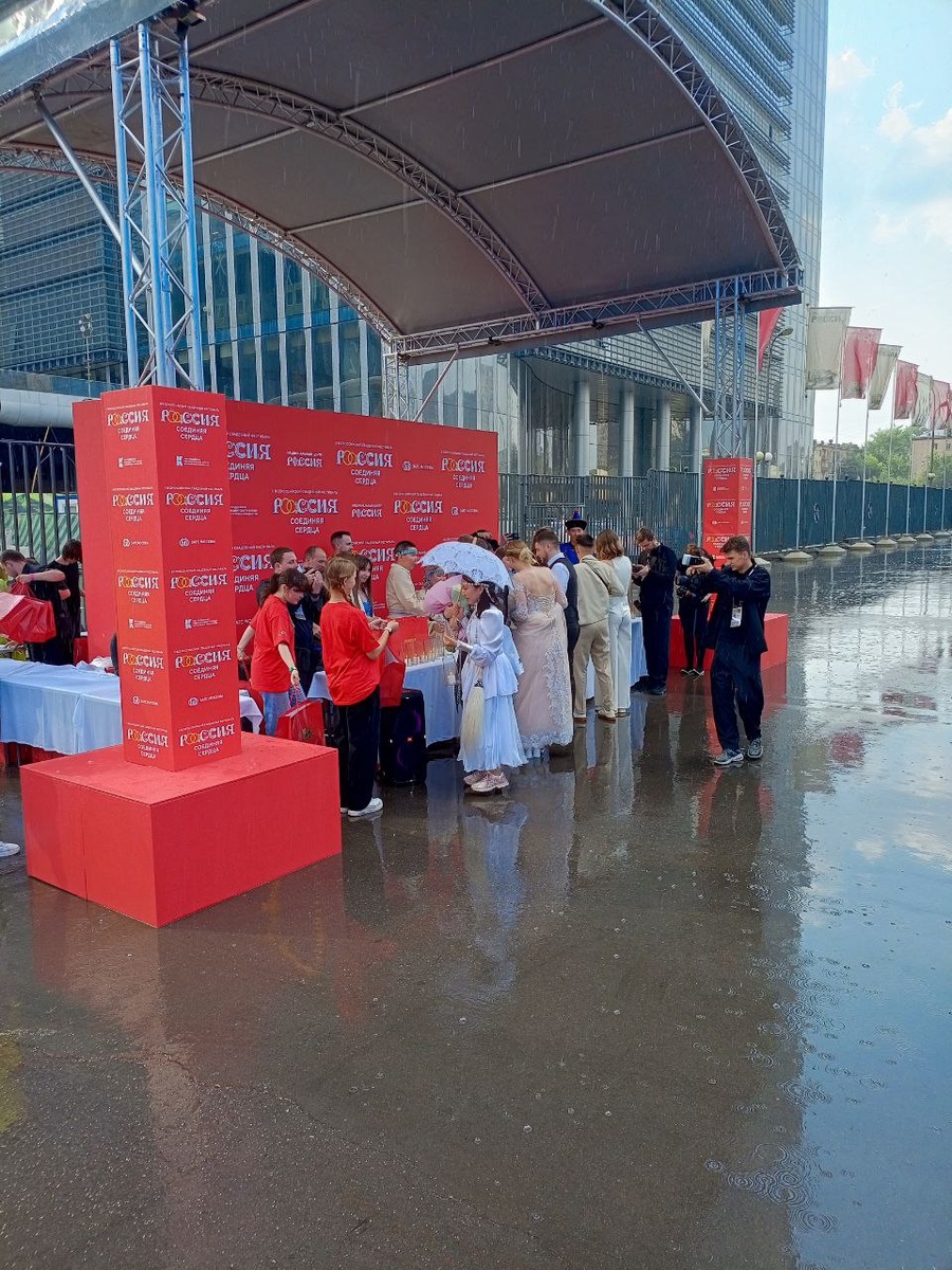 Это было в мои крайние минуты нахождения на фестивале. Шел проливной дождь во время передачи ОГНЯ,