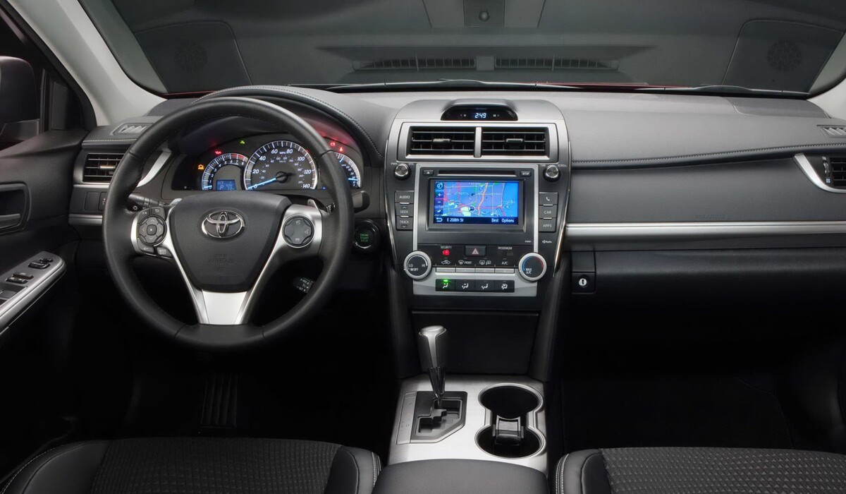 Салон Камри