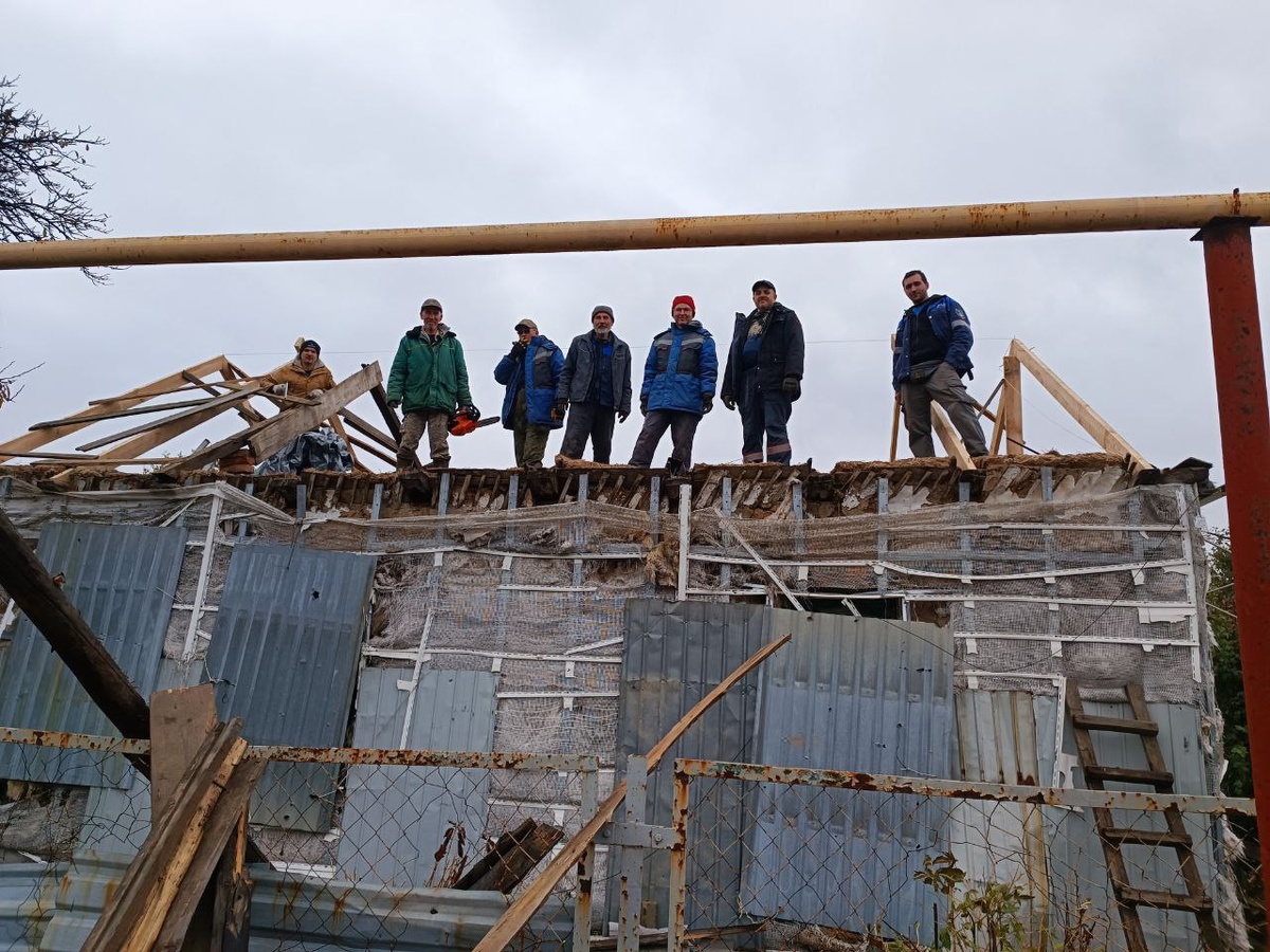    Волонтёры восстанавливают дома. Фото: Патриаршая гуманитарная миссия