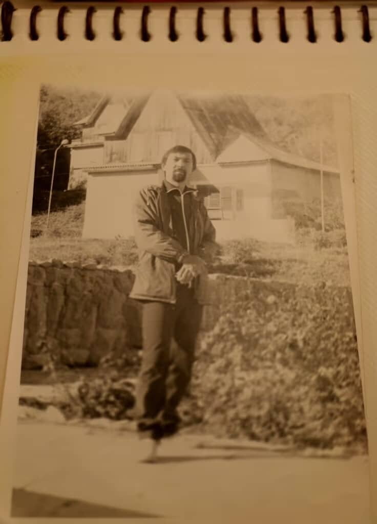    Алмабек Меирбеков на фоне одного из коттеджей. Фото: yvision.kz