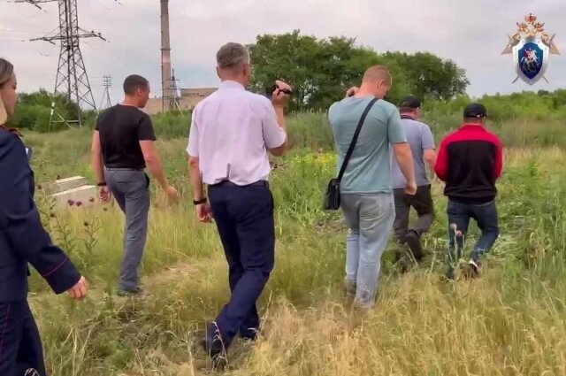    Подозреваемого ведут на место преступления. Фото: ГСУ СК России по Красноярскому краю и Республике Хакасия