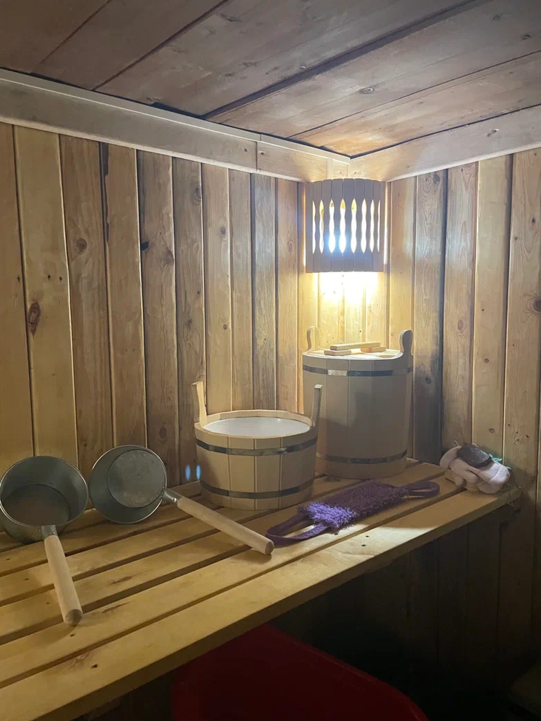 Мы вообще любим банную атмосферу, поэтому конечно же как мы закончили с ремонтом внутри  я докупила все нужные банные принадлежности, всё из дерева, натуральное, никакого пластика и подобного. 
