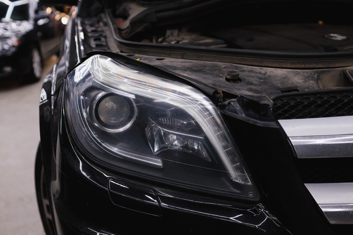 Источник фото: https://custom-heroes.ru/raboty/vid-uslugi/avtosvet/nashi-raboty/mercedes-benz-gl-class-x166-kompleksnoe-vosstanovlenie-optiki-premium-vnedorozhnika/