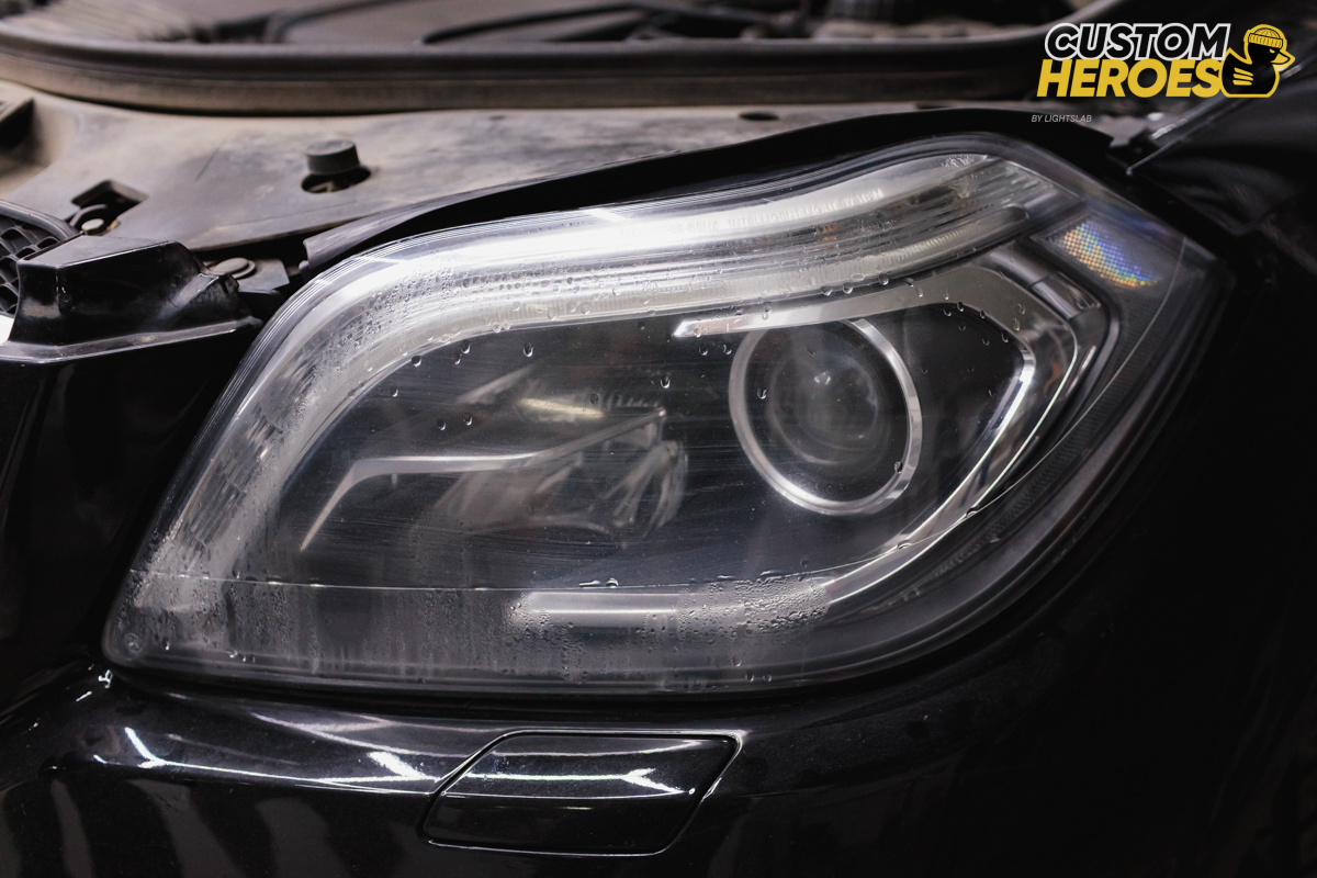 Источник фото: https://custom-heroes.ru/raboty/vid-uslugi/avtosvet/nashi-raboty/mercedes-benz-gl-class-x166-kompleksnoe-vosstanovlenie-optiki-premium-vnedorozhnika/