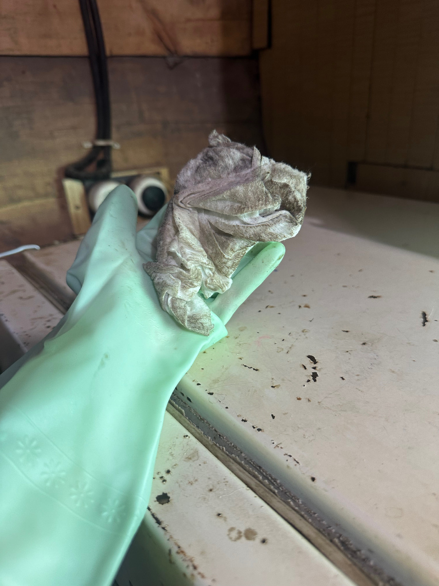 Мою второй холодильник. В другой статье покажу что я выбросила с него