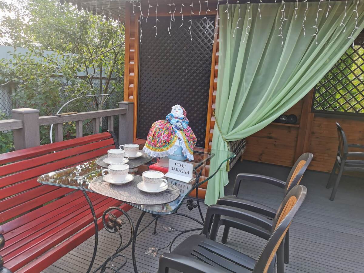 Терраса кафе с покрытием из ДПК, фото: WOODGRAND
