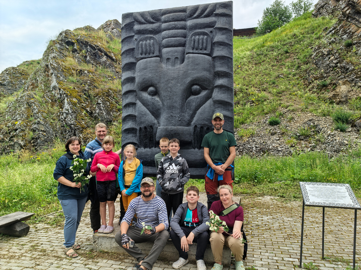 Команда X-farwater в Кыне у того самого символа пермского звериного стиля - медведя в жертвенной позе