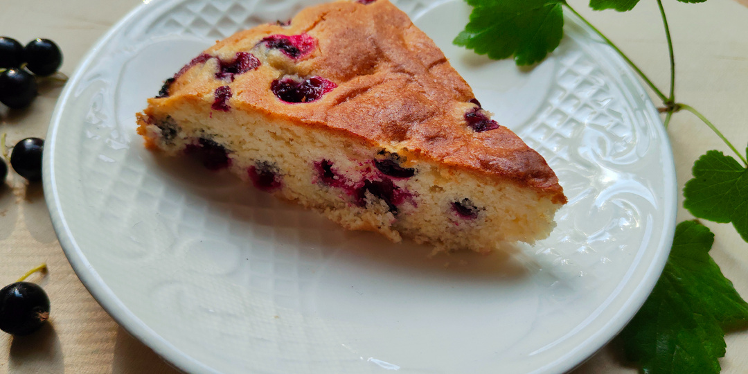 Бюджетный пирог со смородиной