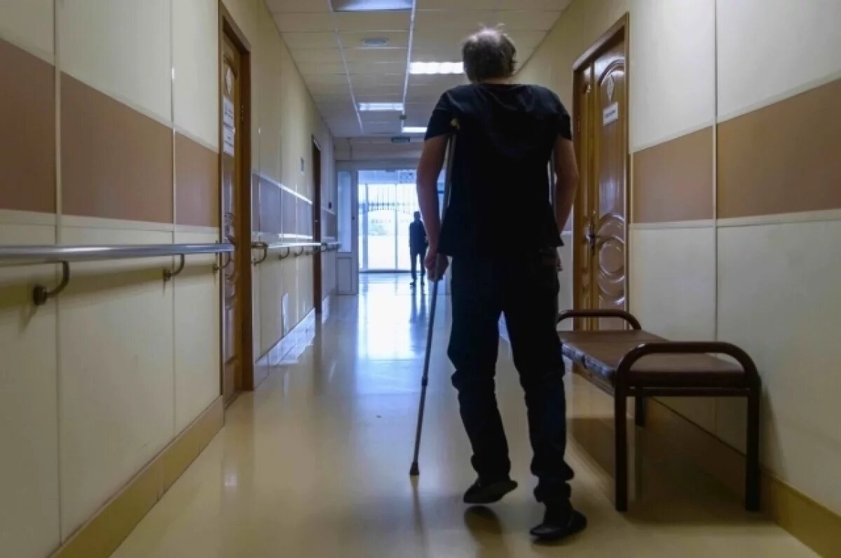    Больше года Владимир Молокоедов передвигается на костылях.