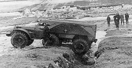 БТР-Э152В преодолевает траншею на испытаниях. Кстати, при его создании использовались узлы и агрегаты нового на тот момент ЗиЛ-157
