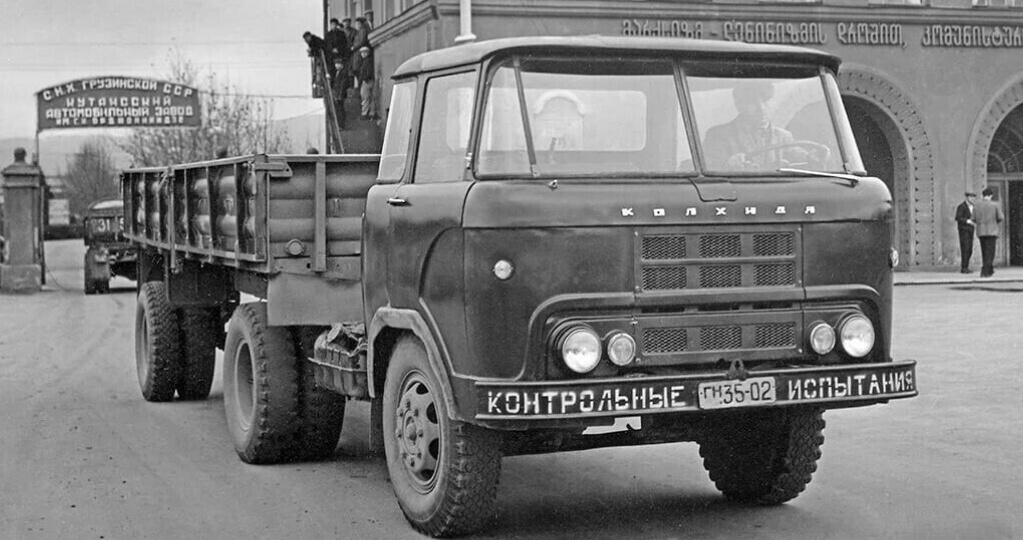 «Колхида» выезжает с территории завода. «Кто в Одессе не бывал, тот не знает моря. Кто на КАЗе не работал, тот не знает горя».