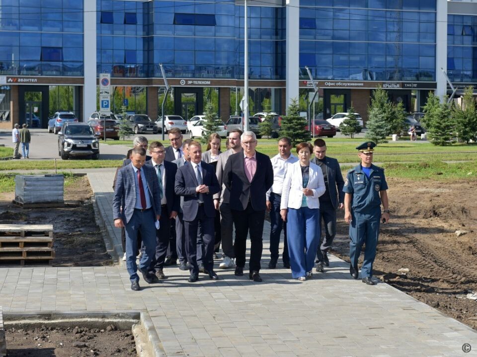    Выездное совещание по благоустройству территории за ТЦ "Европа". Источник: barnaul.org