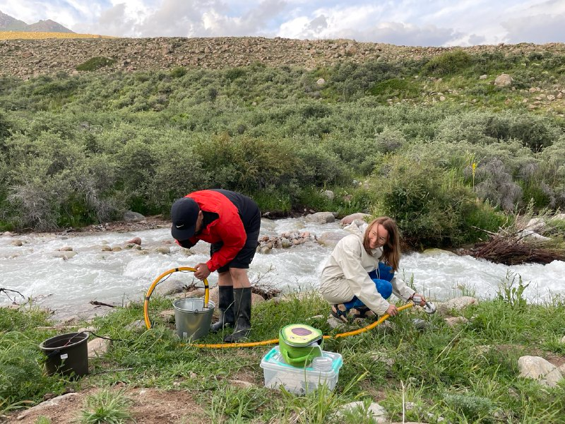 Анна Арзамасова с коллегам отбирают пробы воды. Фото: участники экспедиции