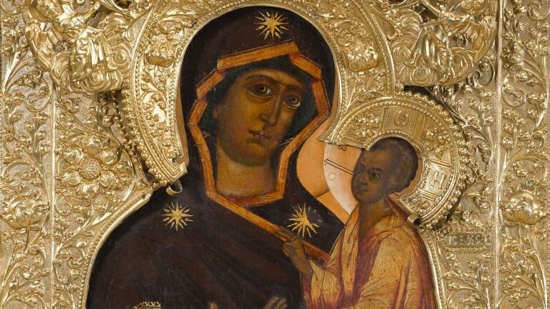 Чудотворная Тихвинская икона Божией Матери отождествляется с древним образом Богородицы Одигитрия, что означает Путеводительница