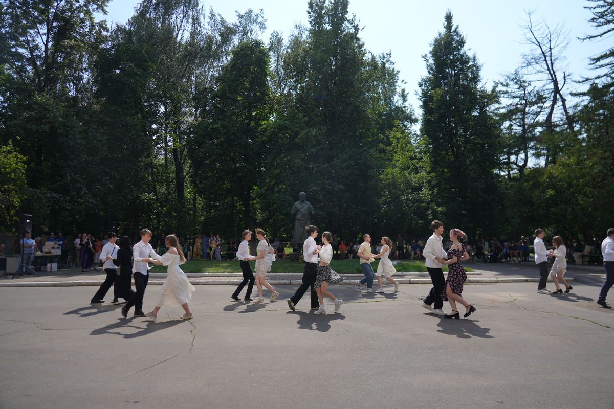 Концерт и поздравления вместе со столичными молодогвардейцами организовали активистки «Женского движения Единой России» Москвы и регионального отделения ВОД «Матери России» – те самые волонтеры, которые с начала спецоперации регулярно приезжают в госпиталь, чтобы помочь бойцам и поддержать медиков.  