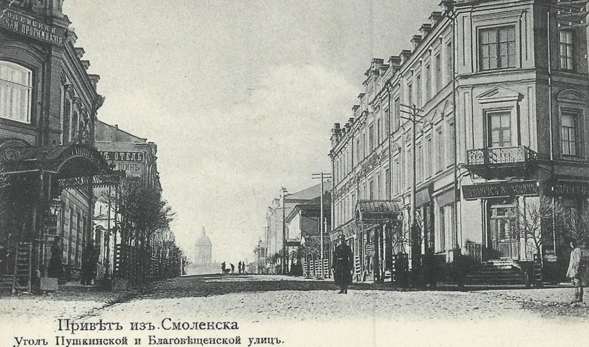 Улица Большая Благовещенская и дом окружного суда в начале ХХ века. Дома Карпилова еще нет - он будет построен следующим только в 1912 году.