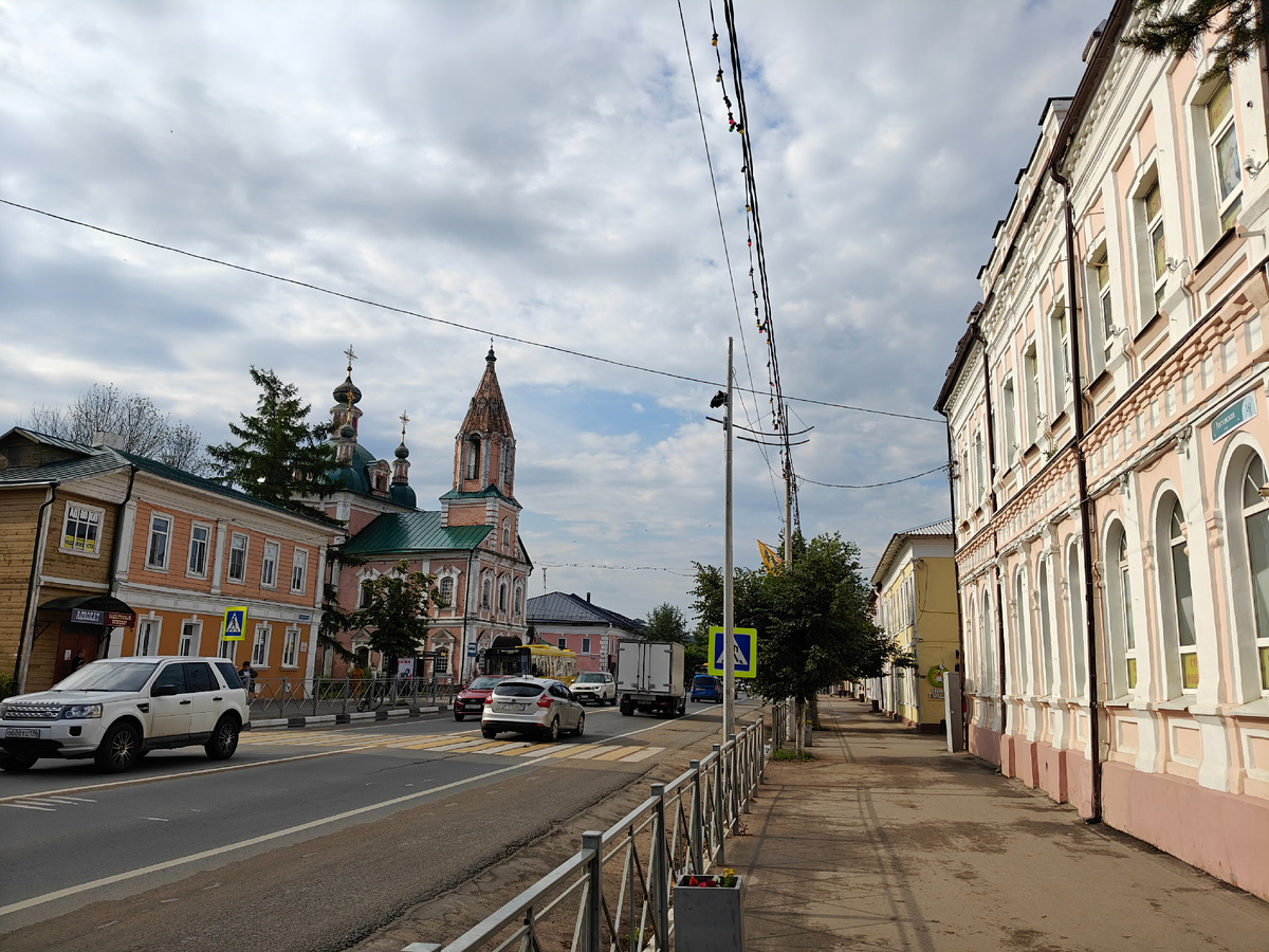 Историческая часть города с имперской застройкой совсем маленькая и почти вся вдоль Ростовской улицы, сразу за Сергиевский мостом, если ехать из Москвы 