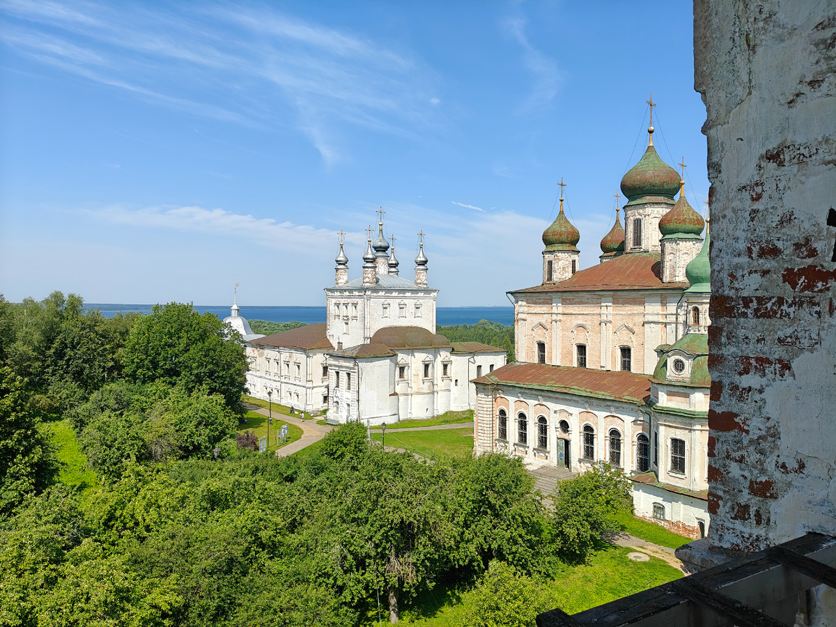 Вид с колокольни в Горицком монастыре