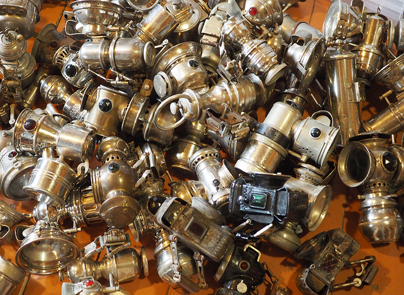 Подготовка велосипедных фонарей из коллекции Веломузея к перевозке на выставку.