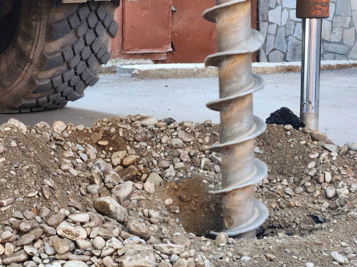     В месте провала грунта на улице Бограда в Красноярске начали бурить скважины