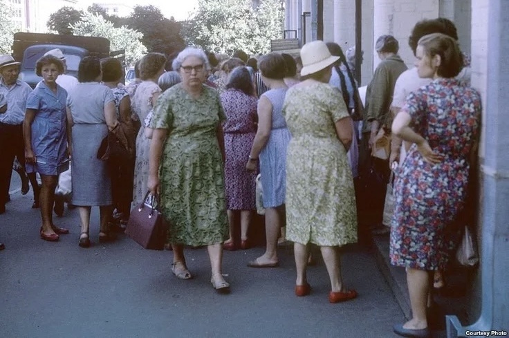 В одном из комментариев прочитала:"Раньше женщины одевались, как куколки, а сейчас все одинаково!" Вот она - проекция в чистом виде! Перепутали "тогда" и "сейчас"