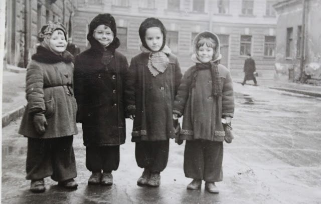 А это дети примерно моего поколен