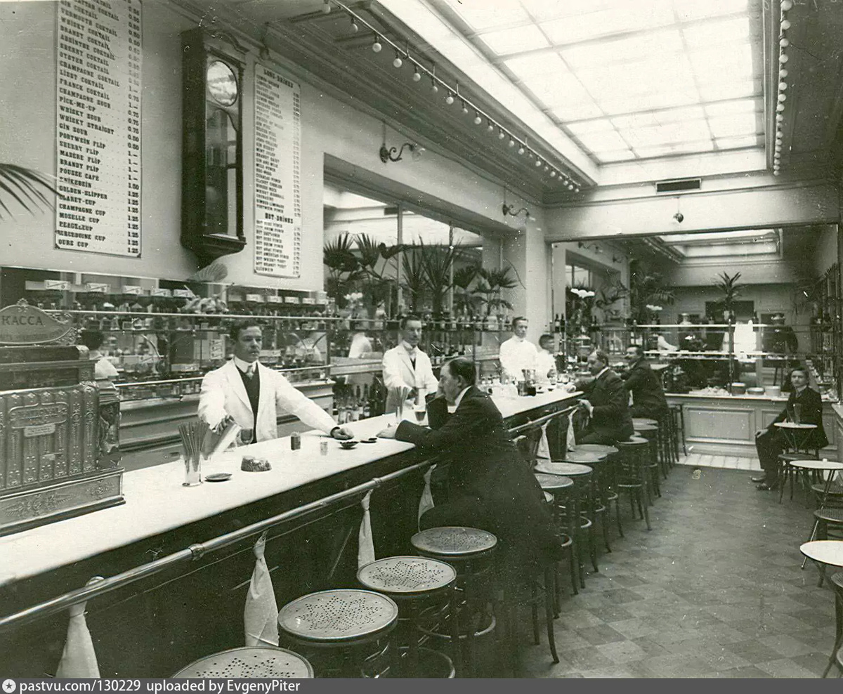Американский бар при ресторане "Медведь" внутри. Здесь вы также можете разглядеть меню с названиями коктейлей и ценами, 1910-1914. С сайта www.pastvu.com.