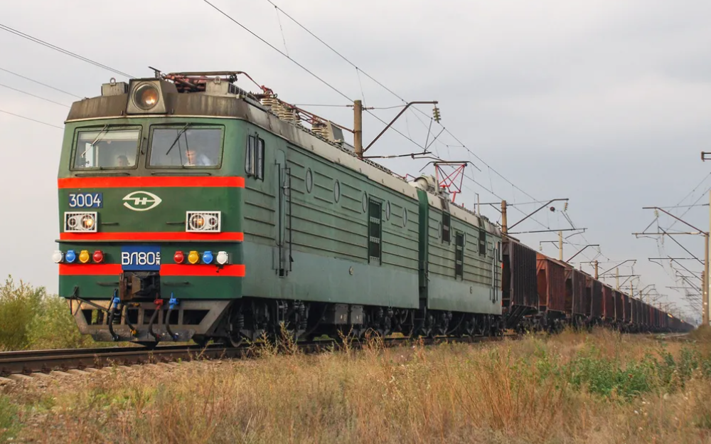 ВЛ80СМ-3004 с грузовым поездом. Фото 2008 года