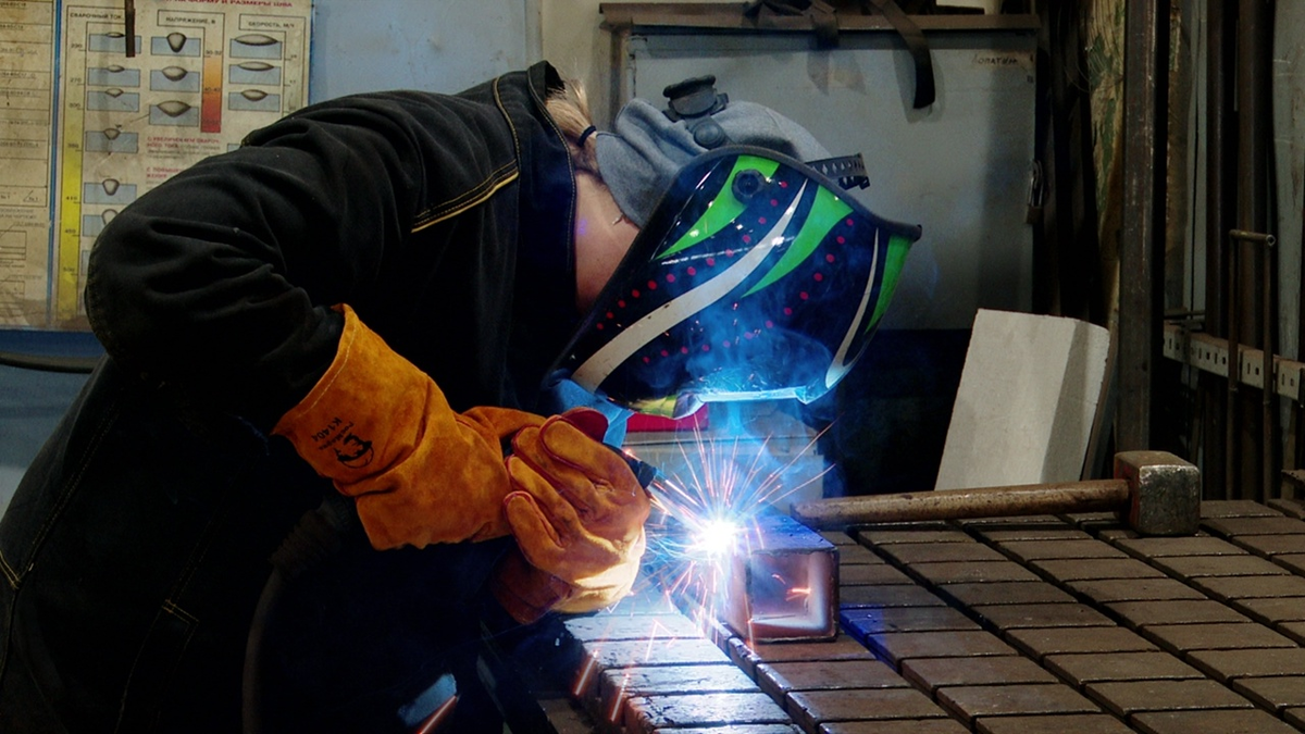 Каждый день она надевает заводскую робу, вместо платьев и каблуков 